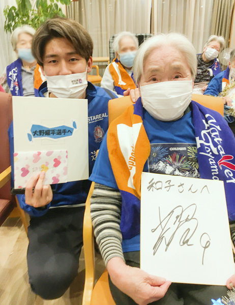 「カターレ富山」の大野耀平選手（左）と森岡さん（Ｃ）日刊ゲンダイ