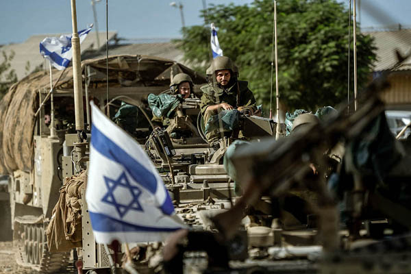 イスラエルとパレスチナ・ガザ国境近くで戦闘準備をするイスラエル軍兵士たち（Ｃ）Middle East Images／ABACA／共同通信イメージズ