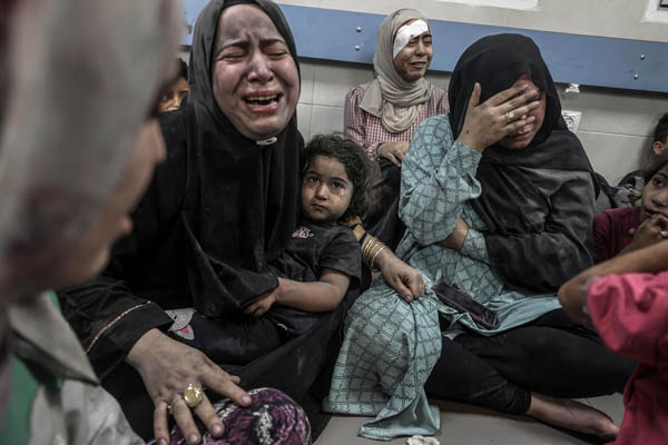 パレスチナ・ガザ地区の病院で泣き叫ぶパレスチナ人女性（Ｃ）ゲッティ＝共同