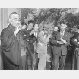 第２次吉田内閣発足後、大磯の私邸でくつろぐ吉田茂首相（1948＝昭和23＝年10月）／（Ｃ）共同通信社