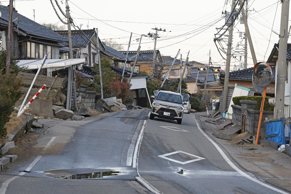 液状化とみられる現象で隆起した石川県内灘町の道路（Ｃ）共同通信社
