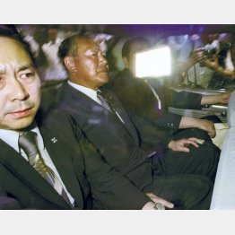 1976年7月27日、逮捕され、東京地検から東京拘置所に向かう田中角栄前首相（中央）。左は松田昇検事＝東京・霞が関（Ｃ）共同通信社