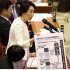 追及する立憲民主の早稲田夕季衆院議員（Ｃ）日刊ゲンダイ