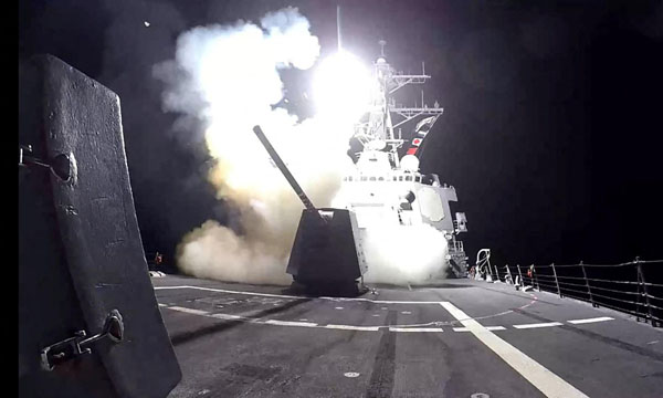 米英が新たにイエメン武装組織フーシ派を攻撃、米軍艦から発射される巡航ミサイル「トマホーク」／（Ｃ）ロイター＝共同