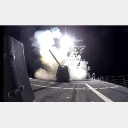 米英が新たにイエメン武装組織フーシ派を攻撃、米軍艦から発射される巡航ミサイル「トマホーク」／（Ｃ）ロイター＝共同