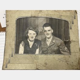 第二次世界大戦に従軍し、ノルマンディ上陸作戦にも参加したレイモンド・ランドールさんと妻のマキシーンさんの写真（米アイオワ州パーカーズバーグ市のフェイスブックから）