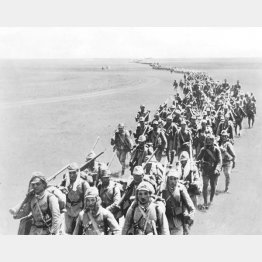 ソ連軍との戦闘のため、完全装備でモンゴル人民共和国（外蒙古）領内を進む日本軍兵士（1939＝昭和4＝年7月）／（Ｃ）共同通信社
