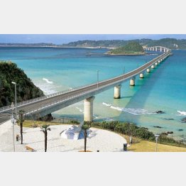 沖縄にも負けない美しいコバルトブルーの海の絶景が眺められる角島大橋（提供）八千代エンジニヤリング