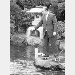 1972（昭和47）年7月、自民党総裁選で田中角栄が第7代総裁に選出され、首相に就任した。「日本列島改造論」政策を掲げ「今太閤」「庶民宰相」と人気が盛り上がったが、74年に金脈問題が表面化し退陣に追い込まれた。写真は自宅の庭でコイにえさをやる田中（Ｃ）共同通信社