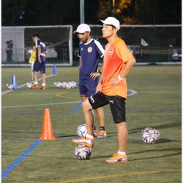 埼玉スタジアムサッカースクールで指導する福田さん（提供写真）