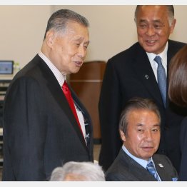 高橋治之元電通専務（右手前）と森元首相（Ｃ）日刊ゲンダイ
