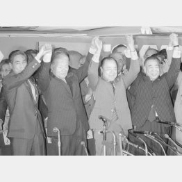 手をつないで万歳する（左から）佐々木良作民社党委員長、大平正芳首相、都知事に初当選した鈴木俊一、竹入義勝公明党委員長＝1979（昭和54）年4月9日、東京・新宿（Ｃ）共同通信社