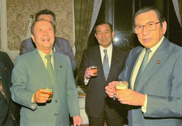 当時の宮沢首相（左）と綿貫民輔幹事長（右）／（Ｃ）共同通信社