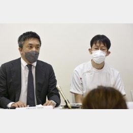 昨2023年7月、会見を開いた神戸徳洲会病院の新保雅也院長（右）＝14日午後、神戸市（Ｃ）共同通信社