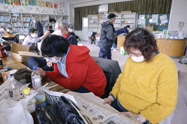 避難所となった石川県珠洲市の小学校で過ごす人たち（Ｃ）共同通信社