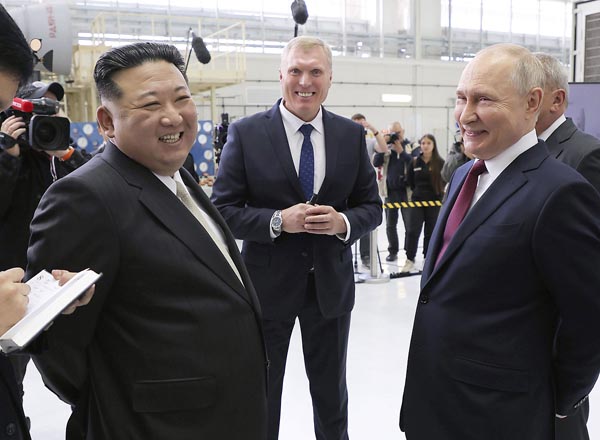 北朝鮮の金正恩総書記（左）はロシアのプーチン大統領との蜜月ですこぶる強気（朝鮮中央通信＝共同）