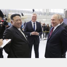 北朝鮮の金正恩総書記（左）はロシアのプーチン大統領との蜜月ですこぶる強気（朝鮮中央通信＝共同）