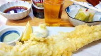 川崎の老舗「丸大ホール本店」で昼飲み！ さっくりふわふわの穴子の一本揚げと白菜漬けでグビッ