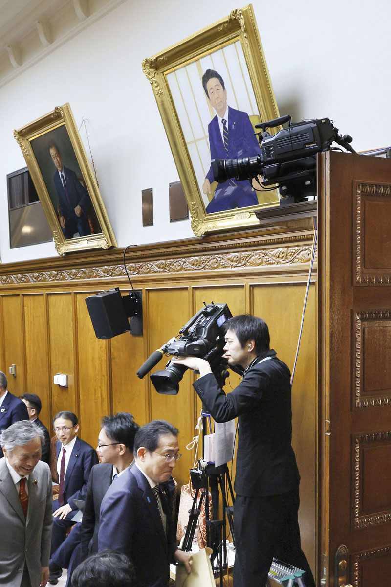 自民党派閥裏金疑惑の政倫審は安倍元首相の肖像画がかかる部屋で…（岸田首相＝中央下、代表撮影）