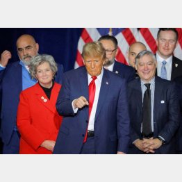 トランプ前大統領（中央）陣営の顔ぶれ（左から2人目がスージー・ワイルズ氏）／（Ｃ）ロイター