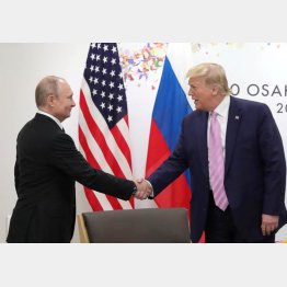 「緊密な関係」に…（ロシアのプーチン大統領とトランプ前米大統領＝右）／（ロシア大統領府提供・ロイター＝共同）