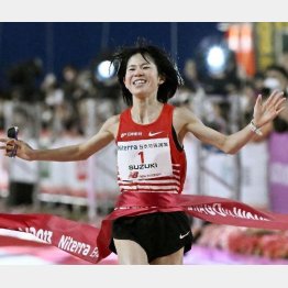 昨年の名古屋ウィメンズマラソンで日本勢最高の２位でゴールする鈴木亜由子（Ｃ）共同通信社