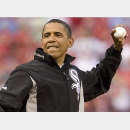 球宴で始球式を行ったオバマ米大統領＝2009年当時（Ｃ）ロイター