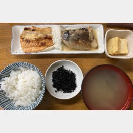 人気のハーフ＆ハーフ定食＝サバ味噌煮と鮭のハラス焼き（Ｃ）日刊ゲンダイ