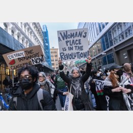米ニューヨークでは、ガザ（パレスチナ自治区）のために「国際女性デー」行進が行われた＝8日（Ｃ）ロイター