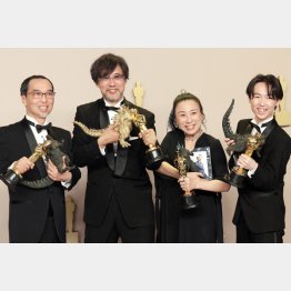 アカデミー賞で視覚効果賞を受賞した山崎貴監督（左から2人目）ら（Ｃ）ロイター