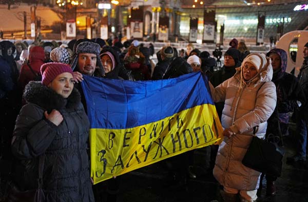 ウクライナの首都キーウ中心部の独立広場で、軍総司令官だったザルジニー氏の解任に反対、抗議集会を開く市民ら（Ｃ）共同通信社