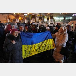 ウクライナの首都キーウ中心部の独立広場で、軍総司令官だったザルジニー氏の解任に反対、抗議集会を開く市民ら（Ｃ）共同通信社