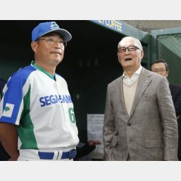 2017年の都市対抗でセガサミーベンチを訪れた長嶋茂雄氏（右）と筆者（Ｃ）共同通信社