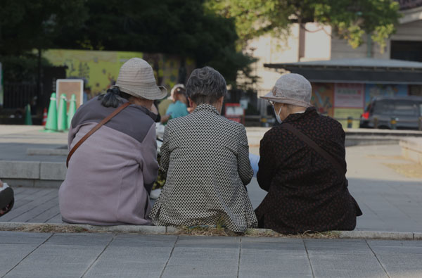 「年金生活者」は完全にカヤの外、とくに単身高齢女性の暮らしは厳しい…（Ｃ）日刊ゲンダイ