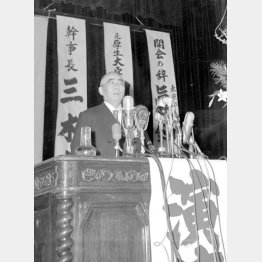 自民党演説会で演説する石橋湛山首相＝1957＝昭和32＝年1月8日（Ｃ）共同通信社