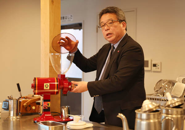 昭和の喫茶店ブームを支えたコーヒーミルについて説明する福島社長（Ｃ）日刊ゲンダイ