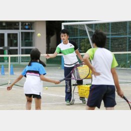 休日部活動で、外部のコーチから指導を受ける中学校テニス部の生徒たち（Ｃ）共同通信社