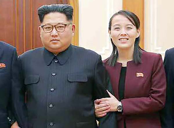 談話を公表した金与正労働党副部長（左は兄・北朝鮮の金正恩総書記）　（Ｃ）コリアメディア提供・共同
