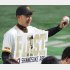 開幕戦で初勝利を挙げ、ウイニングボールを手にする阿部監督（Ｃ）日刊ゲンダイ