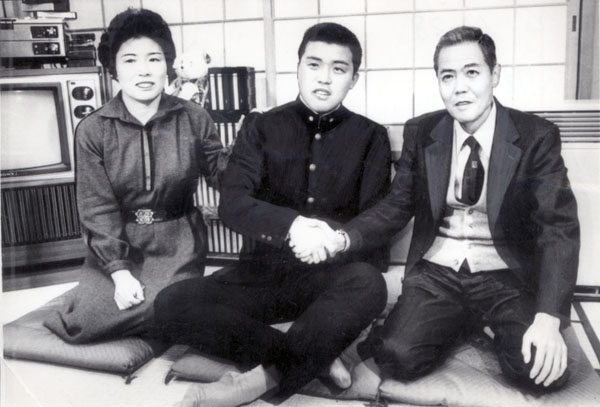 ドラフト当時の岡田彰布氏と両親（Ｃ）日刊ゲンダイ