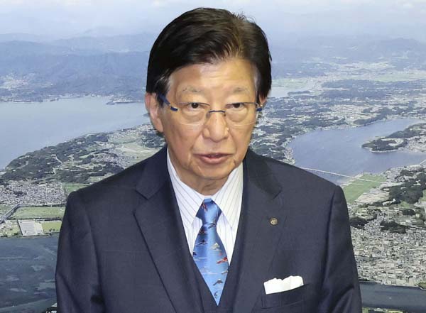 昨2日、取材に応じる静岡県の川勝平太知事。唐突に辞意を表明した（Ｃ）共同通信社
