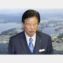 昨2日、取材に応じる静岡県の川勝平太知事。唐突に辞意を表明した（Ｃ）共同通信社