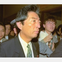 日本新党の細川護熙代表が首相に。衆院本会議のため議場に向かう（1993＝平成5＝年8月6日午後10時11分、国会）／（Ｃ）共同通信社