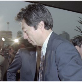 日本新党議員総会で退陣の理由説明を終え首相官邸に戻った細川首相（1994＝平成6＝年4月8日）／（Ｃ）共同通信社
