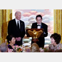 一貫してチグハグ…（公式夕食会を楽しむ岸田首相とバイデン米大統領）／（Ｃ）ロイター
