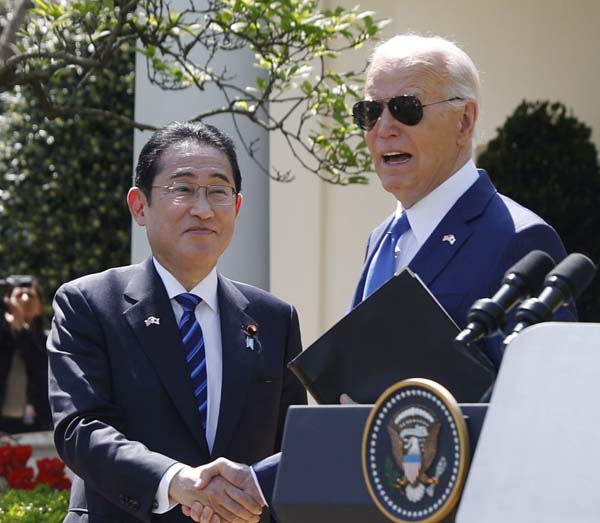 会談後の共同記者会見で握手する岸田首相（左）とバイデン大統領＝10日、米ホワイトハウス（Ｃ）共同通信社