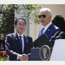 会談後の共同記者会見で握手する岸田首相（左）とバイデン大統領＝10日、米ホワイトハウス（Ｃ）共同通信社