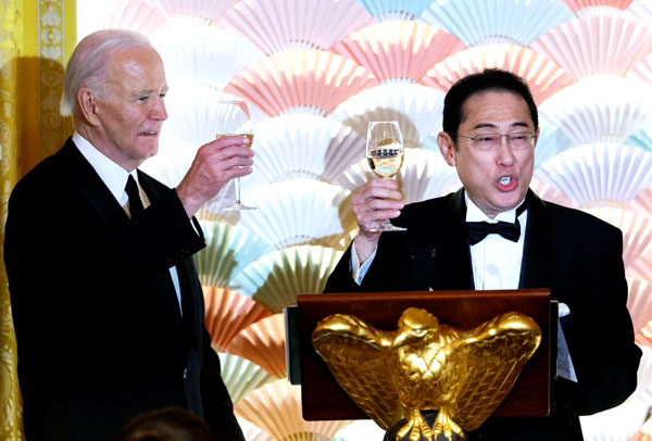 浮かれっぱなし（米公式夕食会で、バイデン大統領と乾杯する岸田首相）／（Ｃ）ロイター