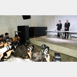 闇営業問題で記者会見に臨んだ宮迫博之（左）と田村亮（2019年7月）／（C）日刊ゲンダイ