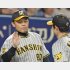 勝つには勝ったが…（中野とタッチを交わす岡田監督）／（Ｃ）共同通信社